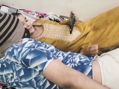 dekhte ko aunty